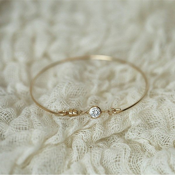 Λεπτό γυναικείο μπρασελέ  με διακοσμητική πέτρα