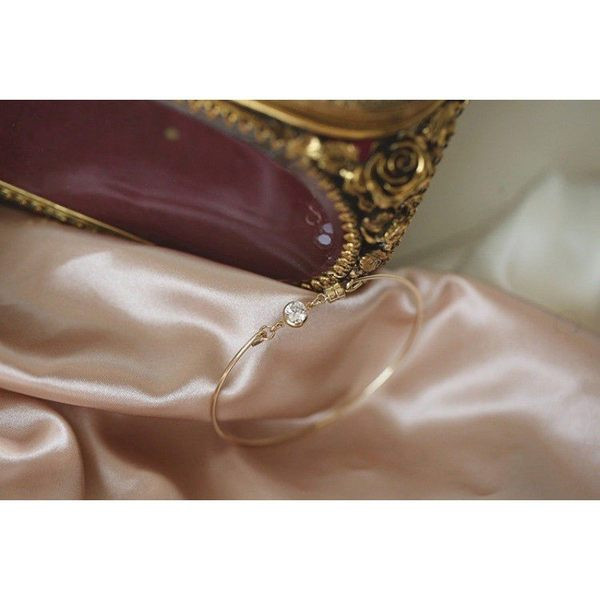 Λεπτό γυναικείο μπρασελέ  με διακοσμητική πέτρα