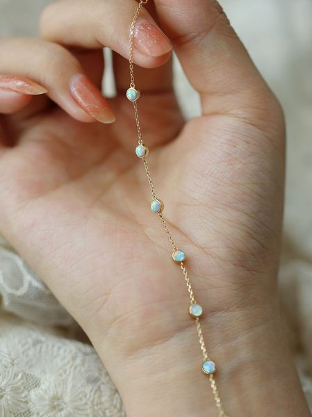 Χρυσό γυναικείο βραχιόλι διακοσμημένο με πέτρες