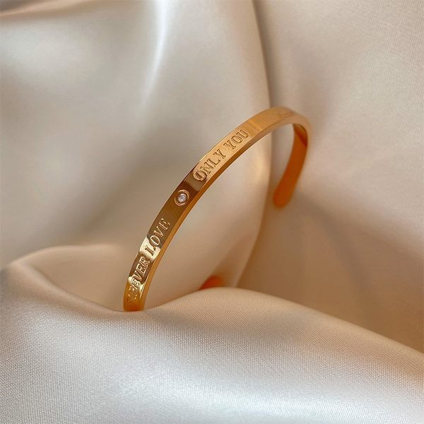 Ženska čelična narukvica s ugraviranim natpisom