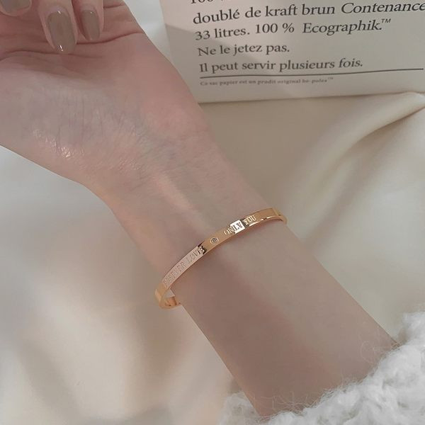 Ženska čelična narukvica s ugraviranim natpisom