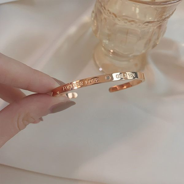 Ženska čelična narukvica s ugraviranim natpisom