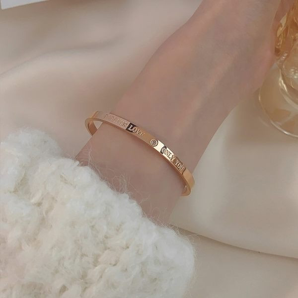 Ženska čelična narukvica s ugraviranim natpisom