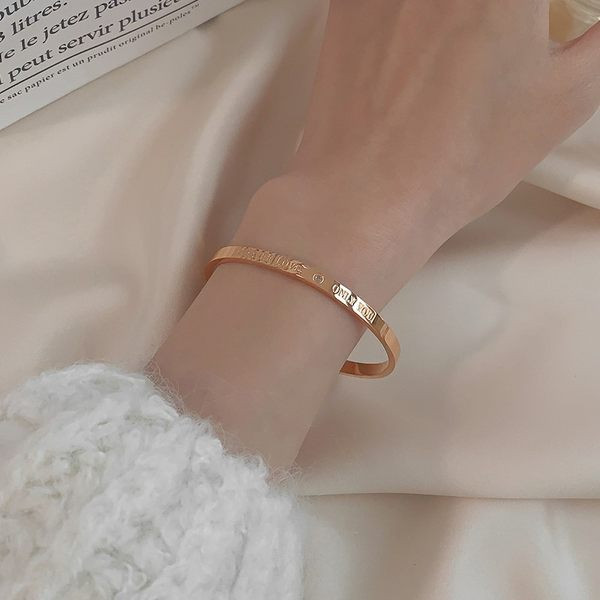 Ženska čelična narukvica s ugraviranim natpisom