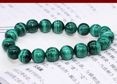 Μοντέρνο γυναικείο βραχιόλι με πέτρες σε πράσινο χρώμα