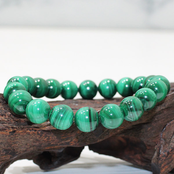 Μοντέρνο γυναικείο βραχιόλι με πέτρες σε πράσινο χρώμα