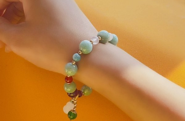 Χρωματιστό βραχιόλι με μεγάλες και μικρές χάντρες