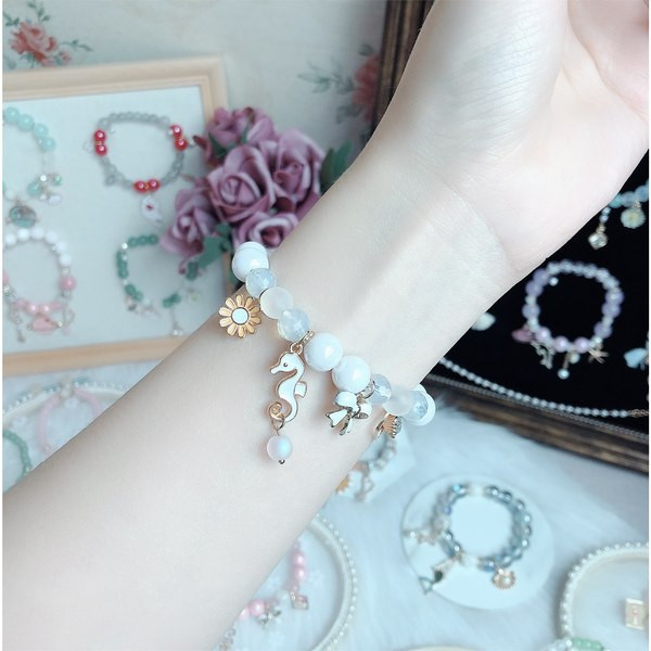 Модерна гривна с висулки и мъниста 