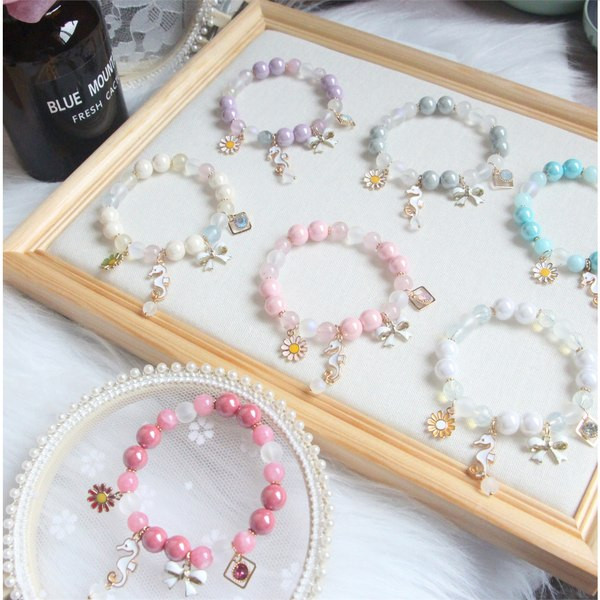 Модерна гривна с висулки и мъниста 