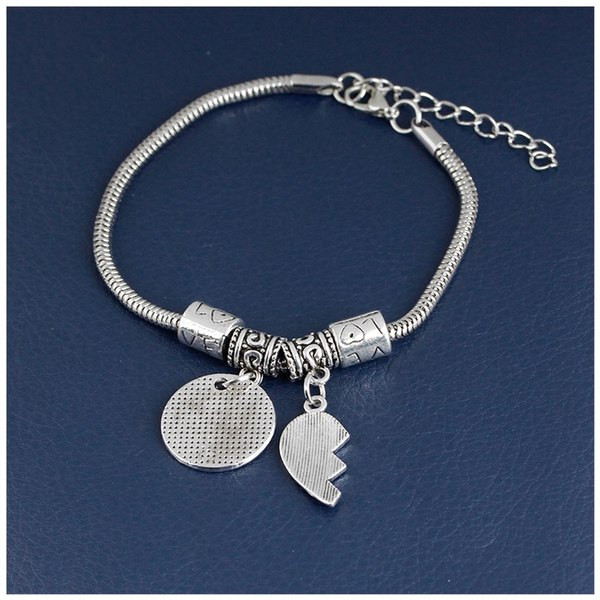 Hõbedane ripatsite ja kirjadega käevõru