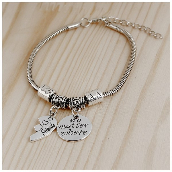 Hõbedane ripatsite ja kirjadega käevõru