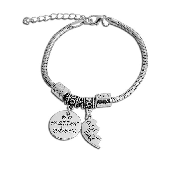 Hõbedane ripatsite ja kirjadega käevõru