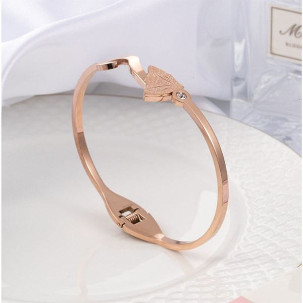 Γυναικείο μοντέρνο βραχιόλι με διακόσμηση