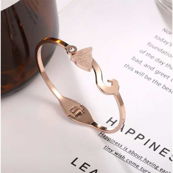 Γυναικείο μοντέρνο βραχιόλι με διακόσμηση