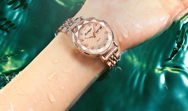 Vodootporni sat s kamenčićima