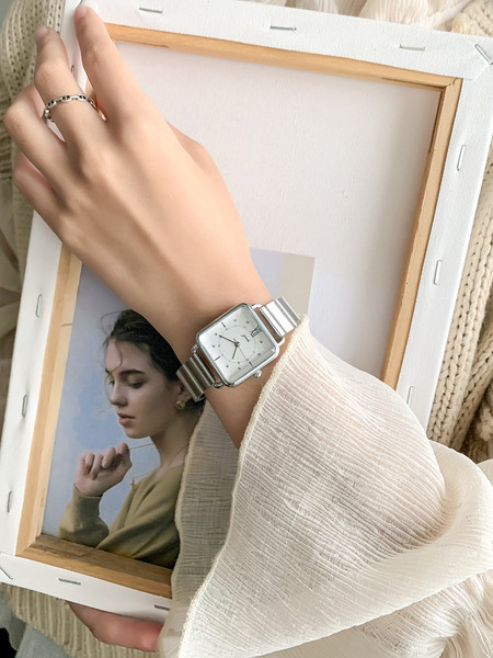 Moderan ženski četvrtasti sat s metalnim remenom