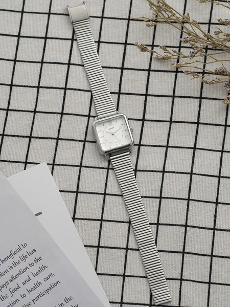 Moderan ženski četvrtasti sat s metalnim remenom