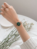 Γυναικείο ρολόι με χρωματιστό καντράν και μεταλλικά λουράκια