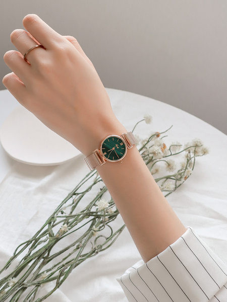 Γυναικείο ρολόι με χρωματιστό καντράν και μεταλλικά λουράκια