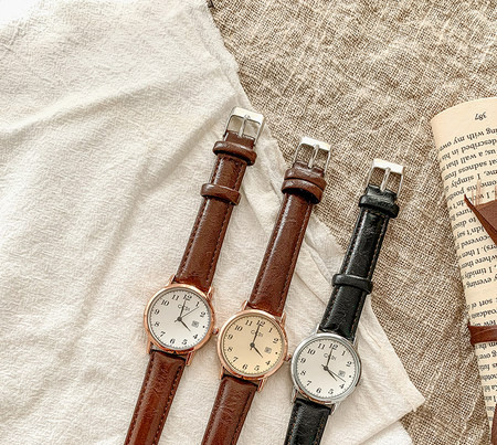 Moderan sat s kožnim remenom