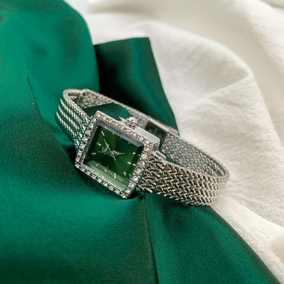 Γυναικείο μοντέρνο ρολόι με τετράγωνο σχήμα και διακοσμητικές πέτρες