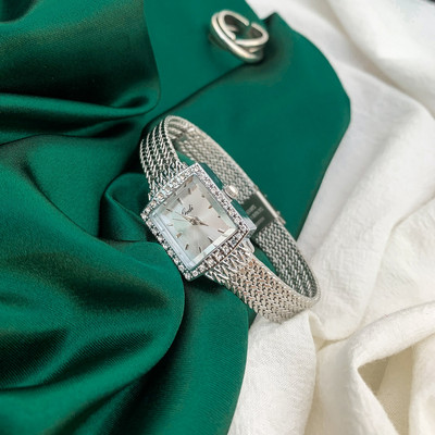 Γυναικείο μοντέρνο ρολόι με τετράγωνο σχήμα και διακοσμητικές πέτρες