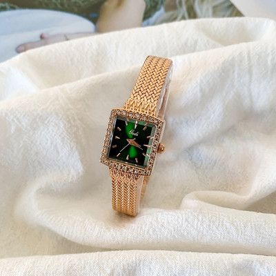 Μοντέρνο ρολόι με διακοσμητικές πέτρες