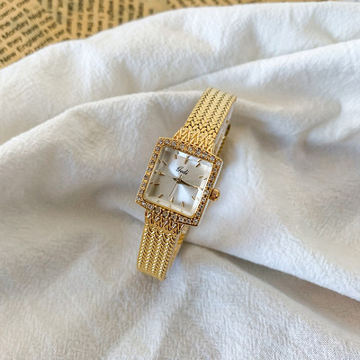 Μοντέρνο ρολόι με διακοσμητικές πέτρες