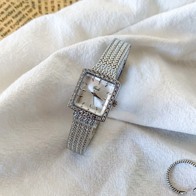 Μοντέρνο ρολόι με διακοσμητικές πέτρες