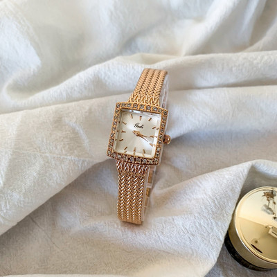 Μοντέρνο ρολόι με διακοσμητικές πέτρες