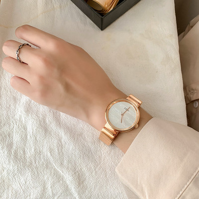 Μοντέρνο γυναικείο ρολόι με στρογγυλό σχήμα