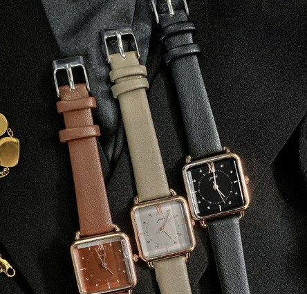 Ženski sat s četvrtastim brojčanikom i remenom od umjetne kože