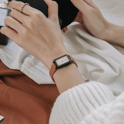 Kunstnahast rihmaga kandiline käekell naistele