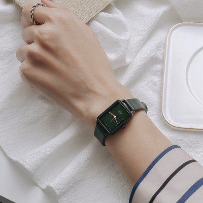 Kunstnahast rihmaga kandiline käekell naistele