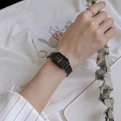 Kunstnahast rihmaga kandiline käekell naistele