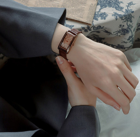 Moodne nahast rihmaga naiste käekell