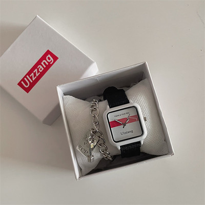 Γυναικείο ρολόι με τετράγωνο καντράν και υφασμάτινα λουράκια