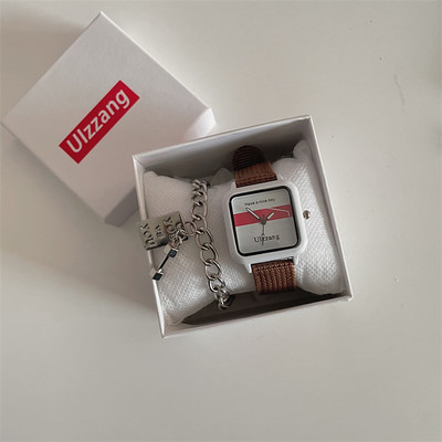 Γυναικείο ρολόι με τετράγωνο καντράν και υφασμάτινα λουράκια