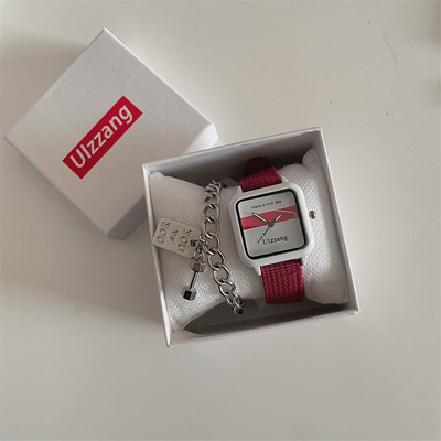 Γυναικείο ρολόι με τετράγωνο καντράν και υφασμάτινα λουράκια