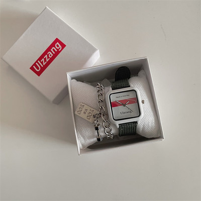 Γυναικείο ρολόι με τετράγωνο καντράν και υφασμάτινα λουράκια