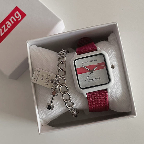 Γυναικείο ρολόι με τετράγωνο καντράν και υφασμάτινα λουράκια