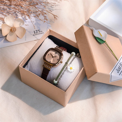 Γυναικείο ρολόι με τετράγωνο καντράν και διακοσμητικές πέτρες