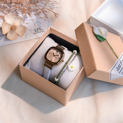 Γυναικείο ρολόι με τετράγωνο καντράν και διακοσμητικές πέτρες