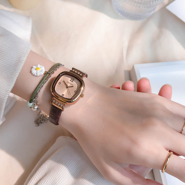 Γυναικείο ρολόι με τετράγωνο καντράν και διακοσμητικές πέτρες