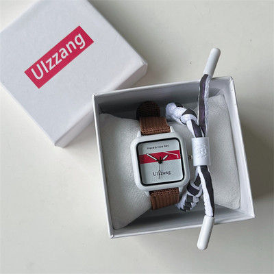 Γυναικείο μοντέρνο ρολόι με τετράγωνο καντράν