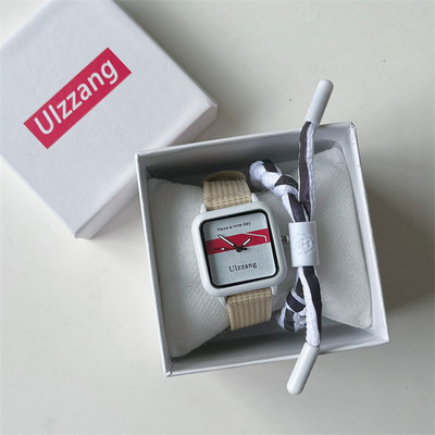 Γυναικείο μοντέρνο ρολόι με τετράγωνο καντράν