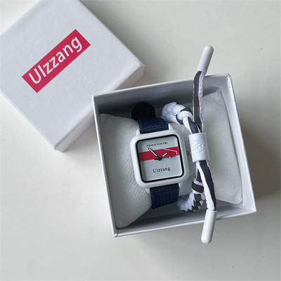 Γυναικείο μοντέρνο ρολόι με τετράγωνο καντράν