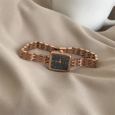 Naiste ruudukujulise sihverplaadiga käekell