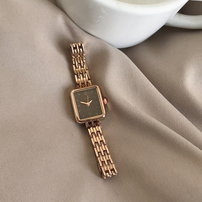 Naiste ruudukujulise sihverplaadiga käekell