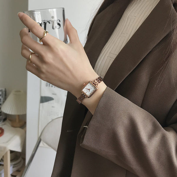 Naiste ruudukujulise sihverplaadiga käekell